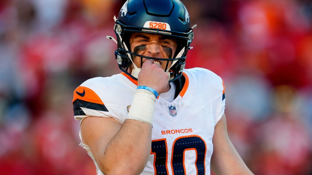 Fight breaks out at Broncos practice: Bo Nix angry; lineman bloodied Fight breaks out at Broncos practice: Bo Nix angry; lineman bloodied