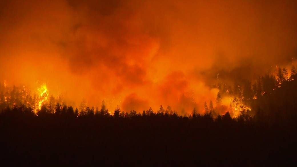 Click to play video: 'B.C. emergency crews call Bald Range wildfire ‘explosive’'