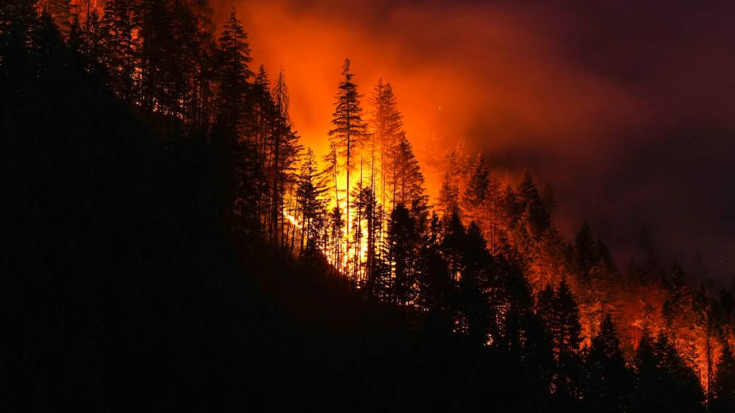 Click to play video: 'Thousands under evacuation orders as BC wildfires flare up'