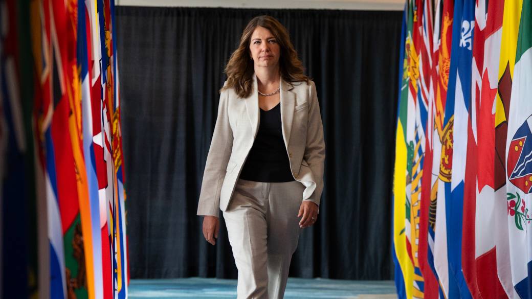 Click to play video: 'Alberta’s Smith advises Canada against ‘making threats’ to U.S. amid trade war'