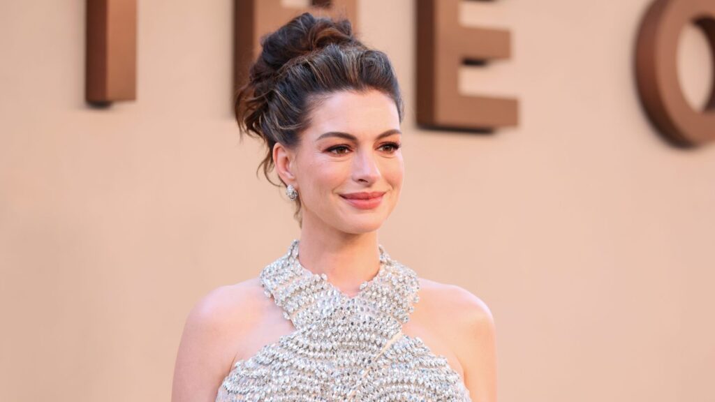 Anne Hathaway Says Films Where Dogs Die “Should Automatically Be Rated R” Anne Hathaway Says Films Where Dogs Die “Should Automatically Be Rated R”