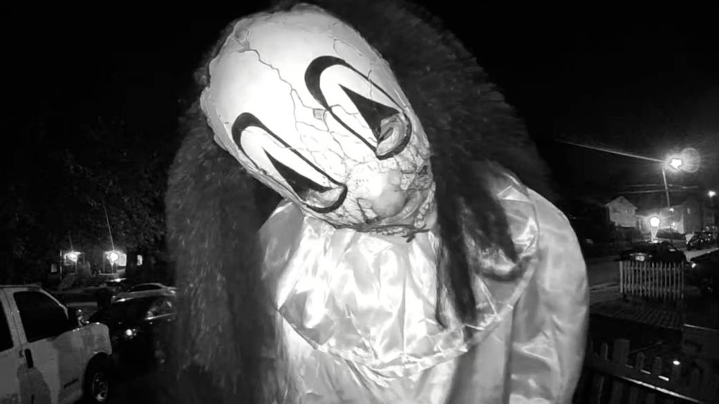 Click to play video: 'Creepy Halloween costume-clad trio tries to break into home, threatens to kill family'