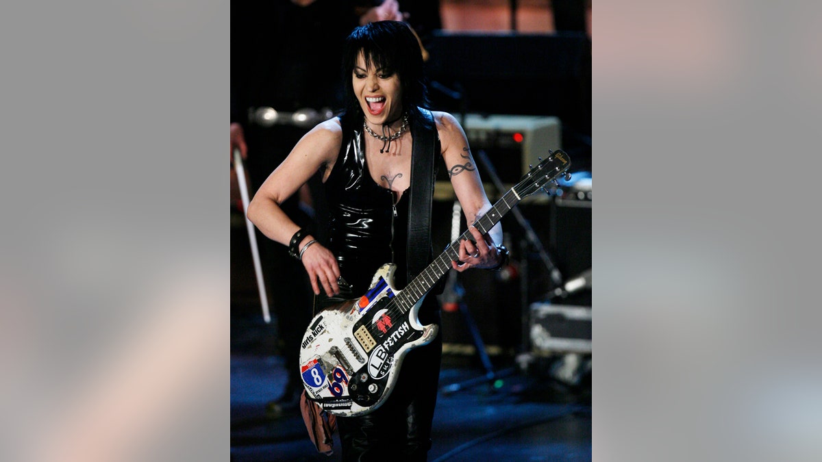 Singer Joan Jett performs during the finale at the 23rd annual Rock and Roll Hall of Fame induction ceremony at the Waldorf Astoria Hotel in New York March 10, 2008. REUTERS/Lucas Jackson (UNITED STATES)