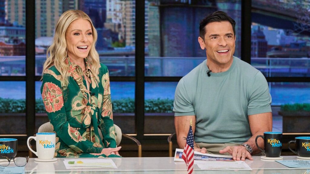 Kelly Ripa admits everyday habit led to painful gum surgery Kelly Ripa admits everyday habit led to painful gum surgery