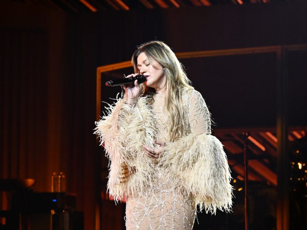 Popular singer accidentally flashes crowd: ‘Uh oh, there’s my boobs’ Popular singer accidentally flashes crowd: ‘Uh oh, there’s my boobs’