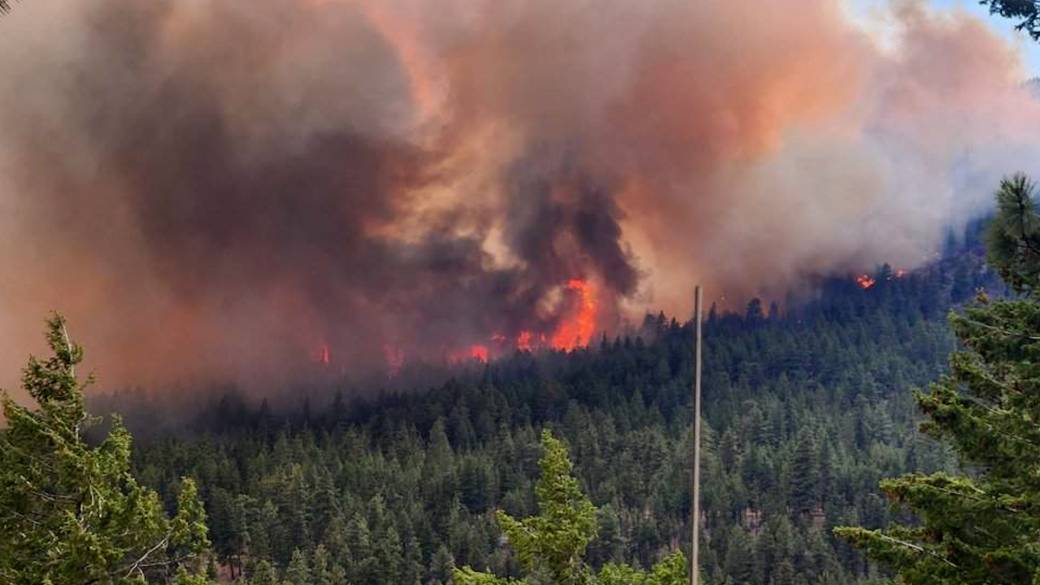 Click to play video: 'B.C. wildfire near Summerland blazes on; Fintry residents allowed to return home'