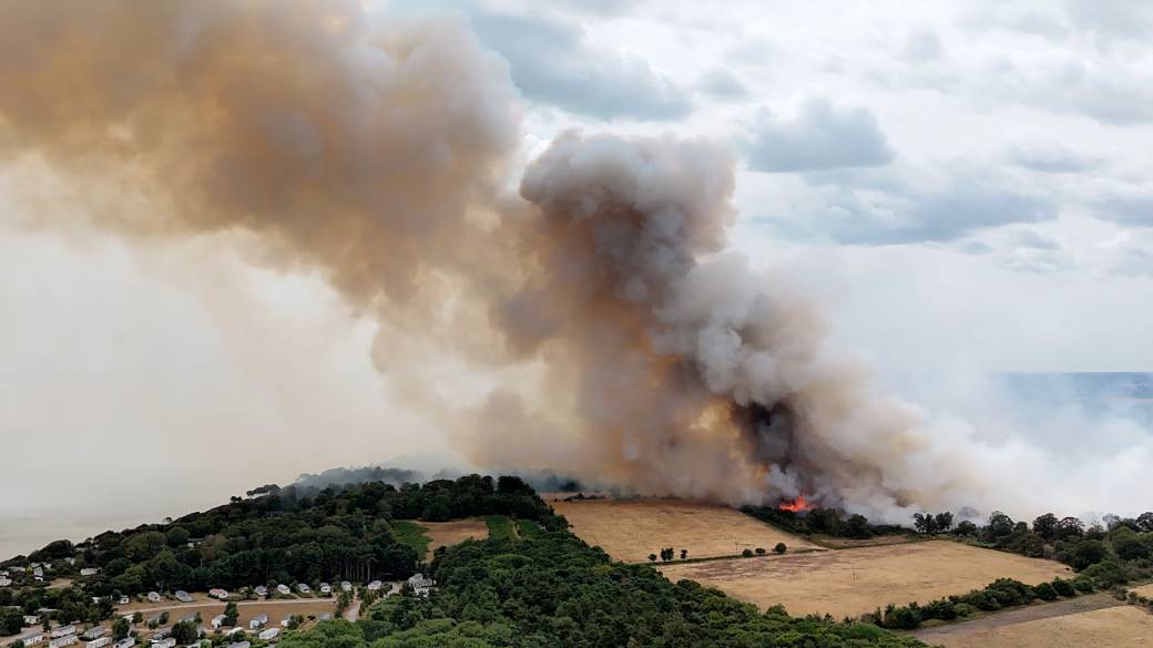 Click to play video: '‘Incredibly emotional’: Wildfire prompts evacuations along England’s Suffolk coast'