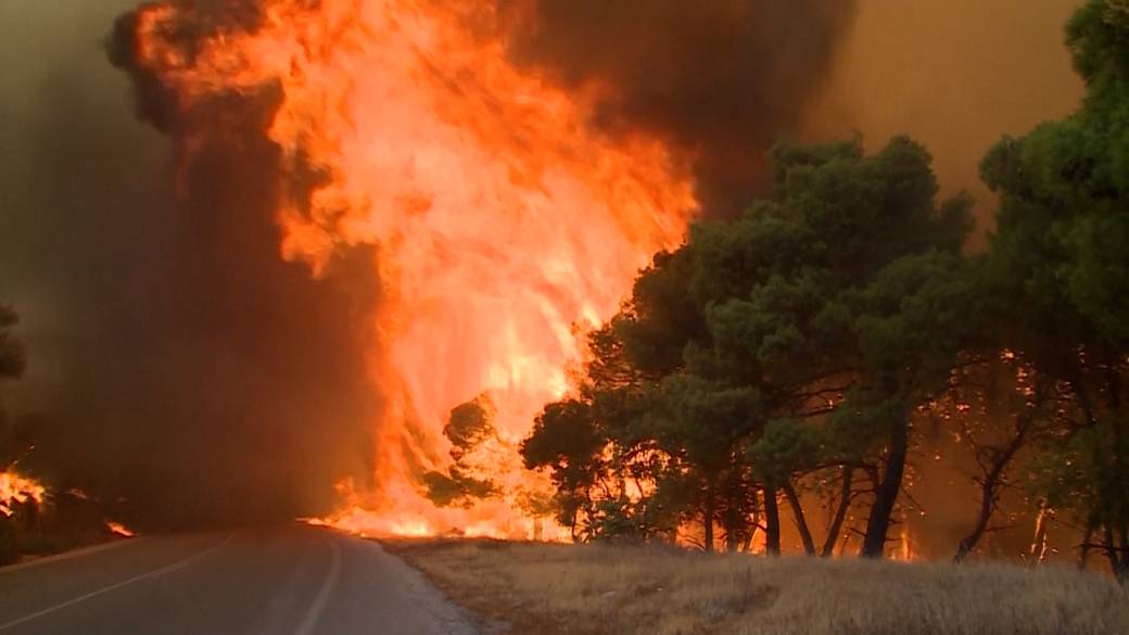 Click to play video: 'Wildfires rage across Greece, France and Spain as thousands evacuate'