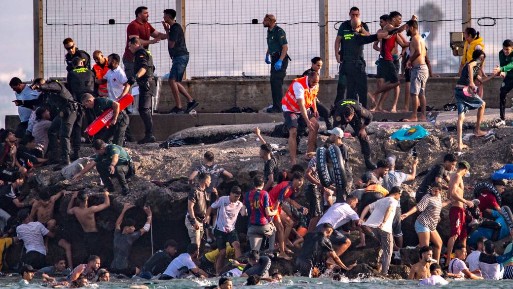 Click to play video: 'Thousands of migrants cross into Spain’s Ceuta enclave from Morocco'