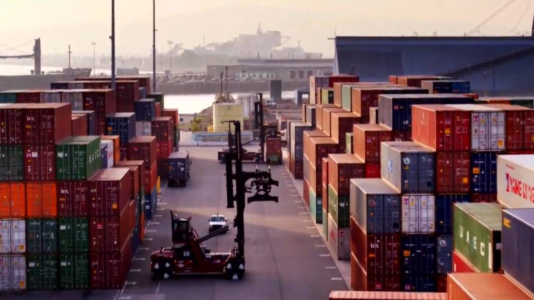Click to play video: 'What Trump’s latest tariff threat means'
