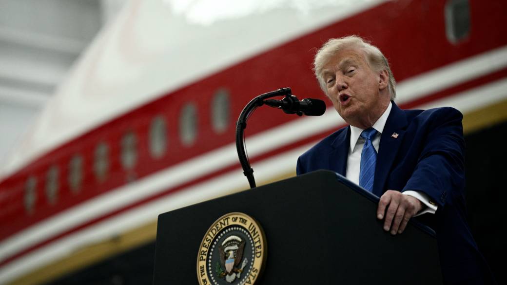 Click to play video: 'Trump unveils new Air Force One, ‘world’s most luxurious plane,’ gifted by Qatar'