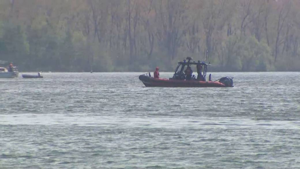 Click to play video: 'One person still missing after boat capsized on Lake Ontario'