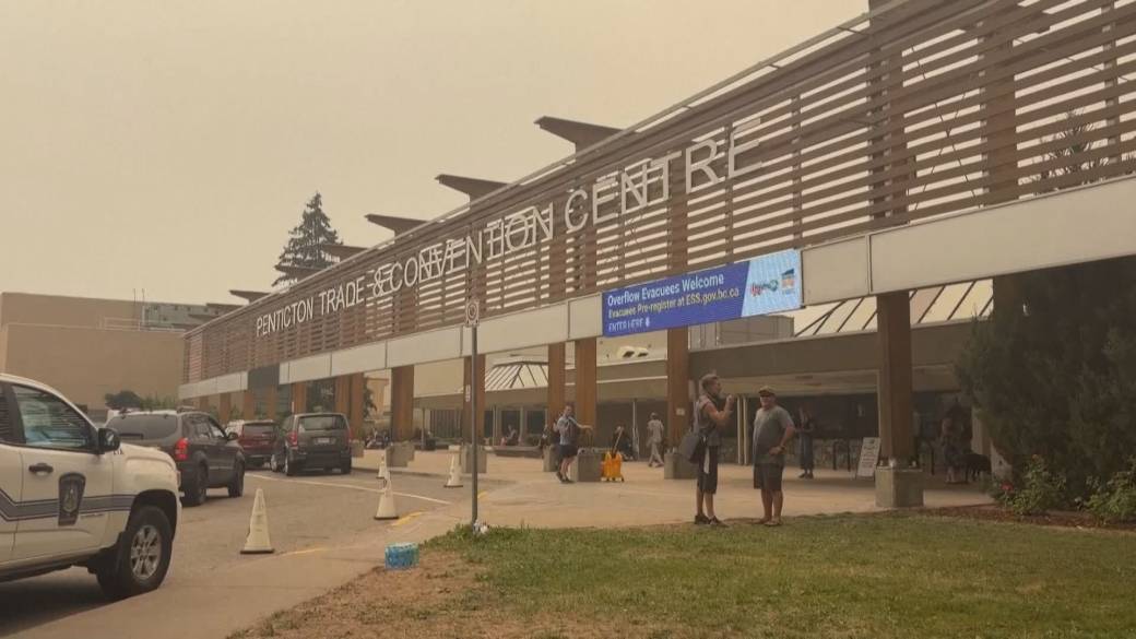 Click to play video: 'Evacuees await word on returning home from Bald Range wildfire'