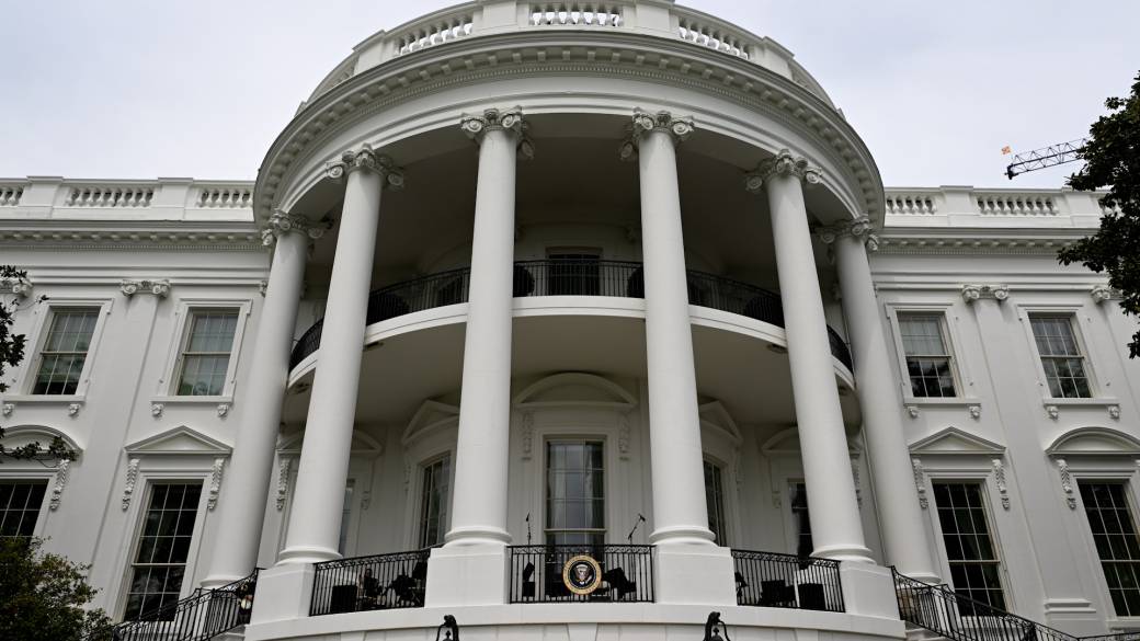 Click to play video: 'U.S. hits dozens of countries, including Canada, with new 10% tariff'