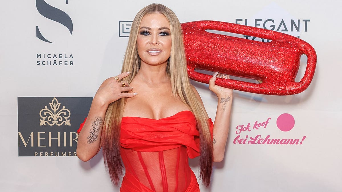 Carmen Electra on the red carpet at