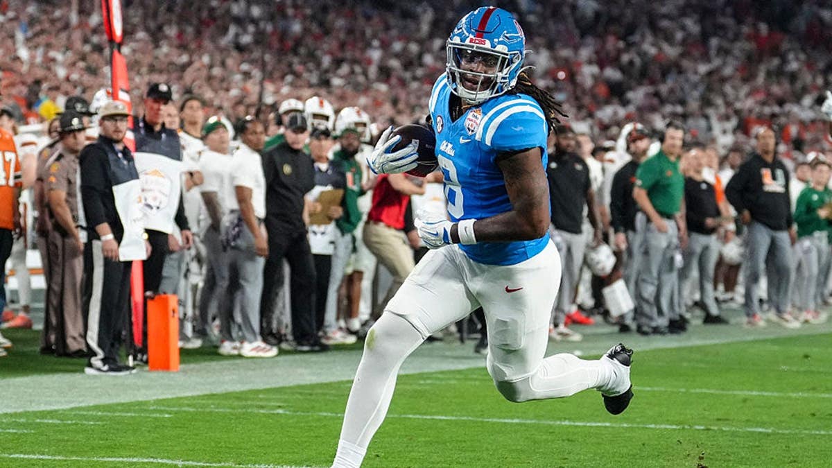 Dae'quan Wright runs the ball against Miami during the second half.
