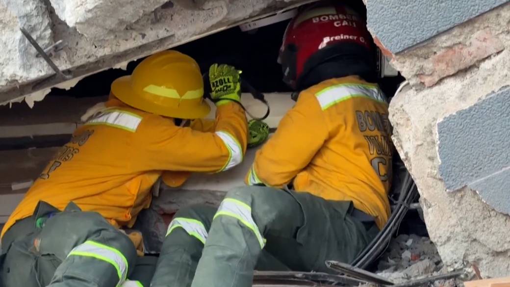 Click to play video: 'Colombia earthquake: Rescuers work to find survivors of deadly 7.4 magnitude quake'