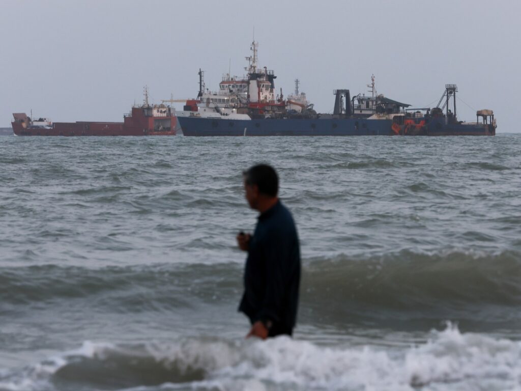 Iran prepares to keep economy alive as US threatens further sanctions Iran prepares to keep economy alive as US threatens further sanctions