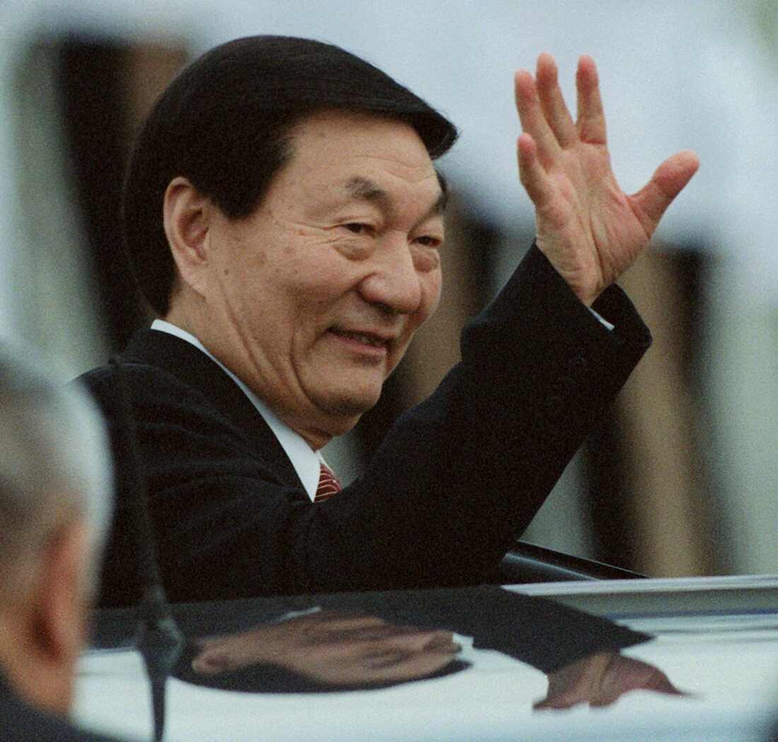 Then-Chinese Premier Zhu Rongji arrives at Hong Kong's international airport on Nov. 18, 2002, for the opening of the World Congress of Accountants.