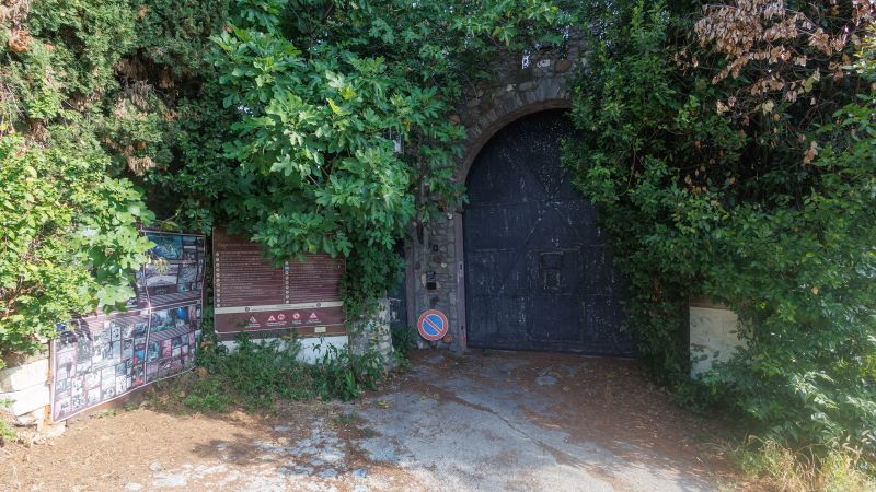 ‘A sucker born every minute’: The man who duped tourists with a fake Greek amphitheater ‘A sucker born every minute’: The man who duped tourists with a fake Greek amphitheater