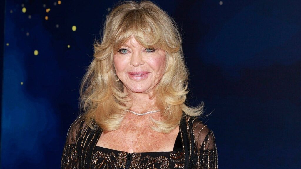 Goldie Hawn dances in her bathing suit during European family vacation Goldie Hawn dances in her bathing suit during European family vacation