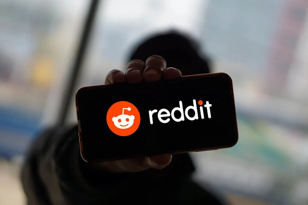 Reddit Stock Collapses 23% as AI Eats Away at User Growth Reddit Stock Collapses 23% as AI Eats Away at User Growth