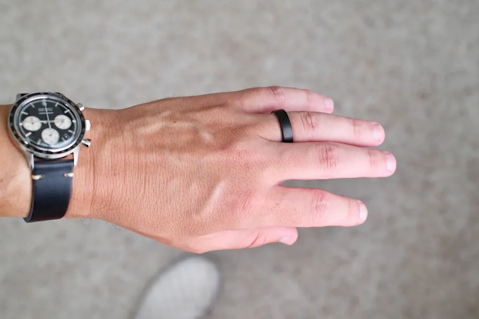 Oura Ring 5 on the ring finger