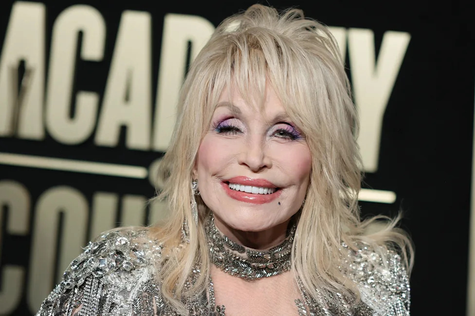 A close of Dolly Parton smiling on the red carpet