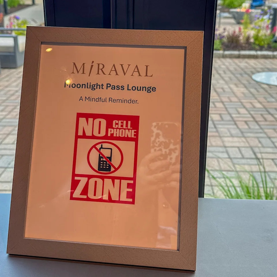 A sign encouraging guests to stay off of their phones at a wellness resort in the USA