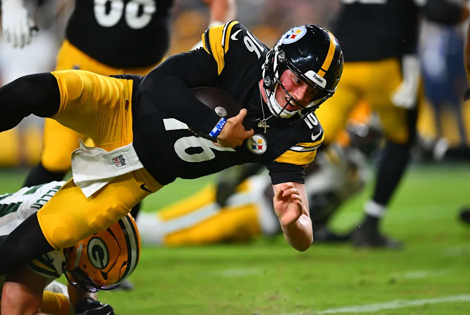 PITTSBURGH, PENNSYLVANIA - AUGUST 13: Drew Allar #16 of the Pittsburgh Steelers carries the ball for a touchdown during the third quarter against the Green Bay Packers at Acrisure Stadium on August 13, 2026 in Pittsburgh, Pennsylvania. (Photo by Joe Sargent/Getty Images)