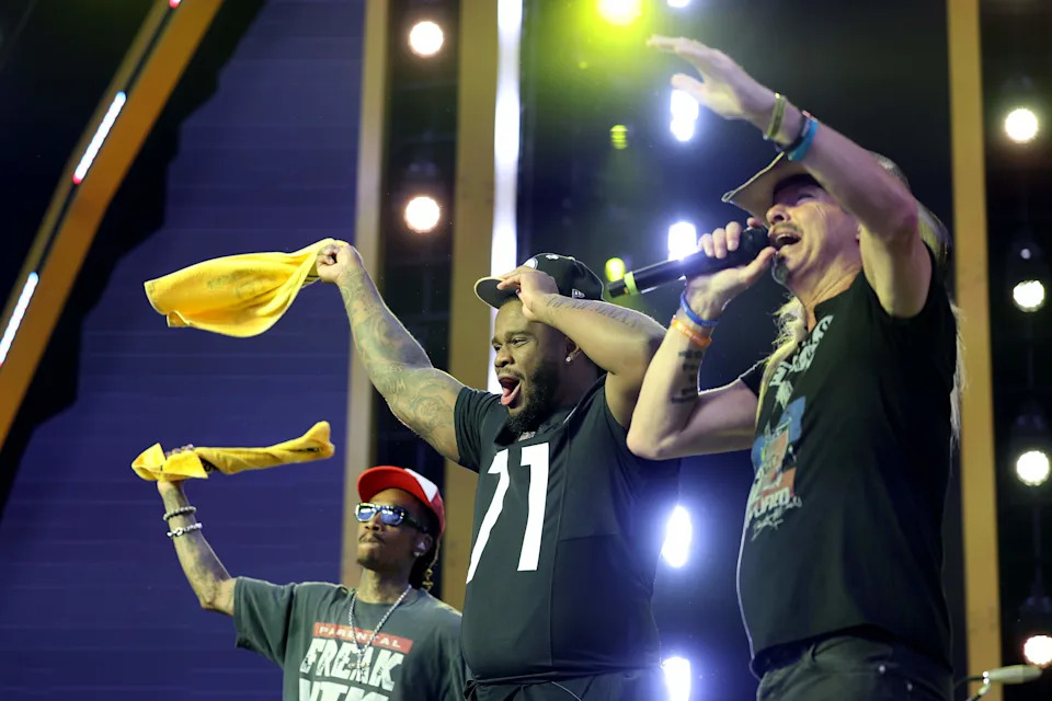 PITTSBURGH, PENNSYLVANIA - APRIL 24: (L-R) Wiz Khalifa, 21st pick Max Iheanachor of the Pittsburgh Steelers and Bret Michaels perform on stage prior to Round Two of the 2026 NFL Draft at Acrisure Stadium on April 24, 2026 in Pittsburgh, Pennsylvania. (Photo by Emilee Chinn/Getty Images)