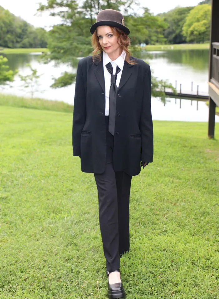 Kimberly Williams-Paisley wears hat and gloves bought at Diane Keaton auctionCredit: Laura Godwin/@lauragodwinland