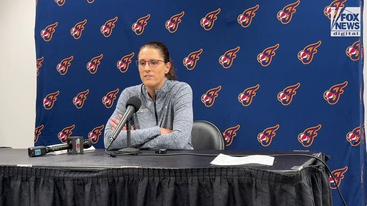 Fever coach addresses males in women’s sports as players dodge Sophie Cunningham questions
