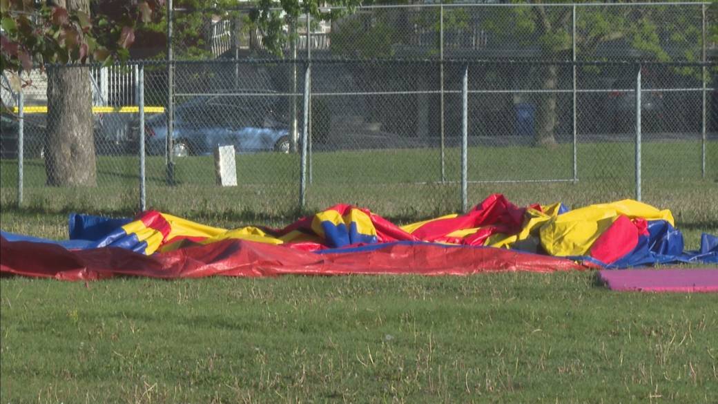 Click to play video: '3-year-old critically injured after bouncy castle swept up by strong winds in Montreal'