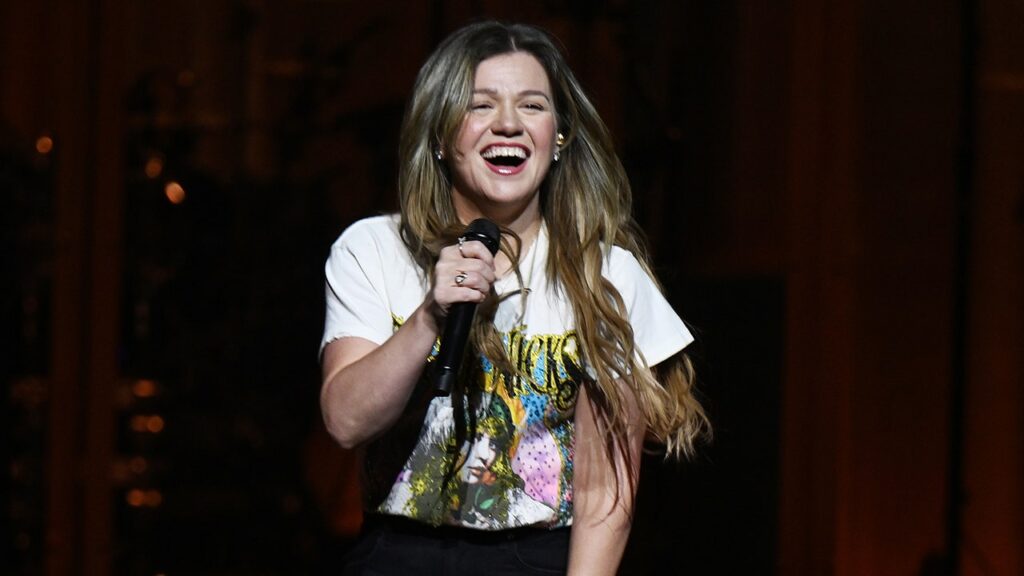 Kelly Clarkson laughs off wind