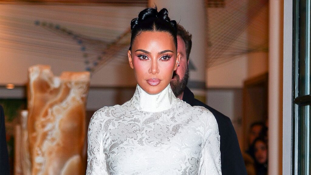 Kim Kardashian wows in string bikini during PDA Kim Kardashian wows in string bikini during PDA