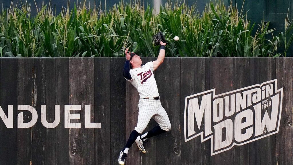 Kyle Schwarber launches two homers into the corn after MLB’s incredible HoF tribute at Field of Dreams game Kyle Schwarber launches two homers into the corn after MLB's incredible HoF tribute at Field of Dreams game