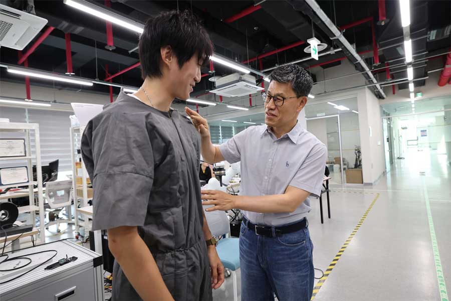Rethinking who tech serves in South Korea: from assisted dressing to off Rethinking who tech serves in South Korea: from assisted dressing to off