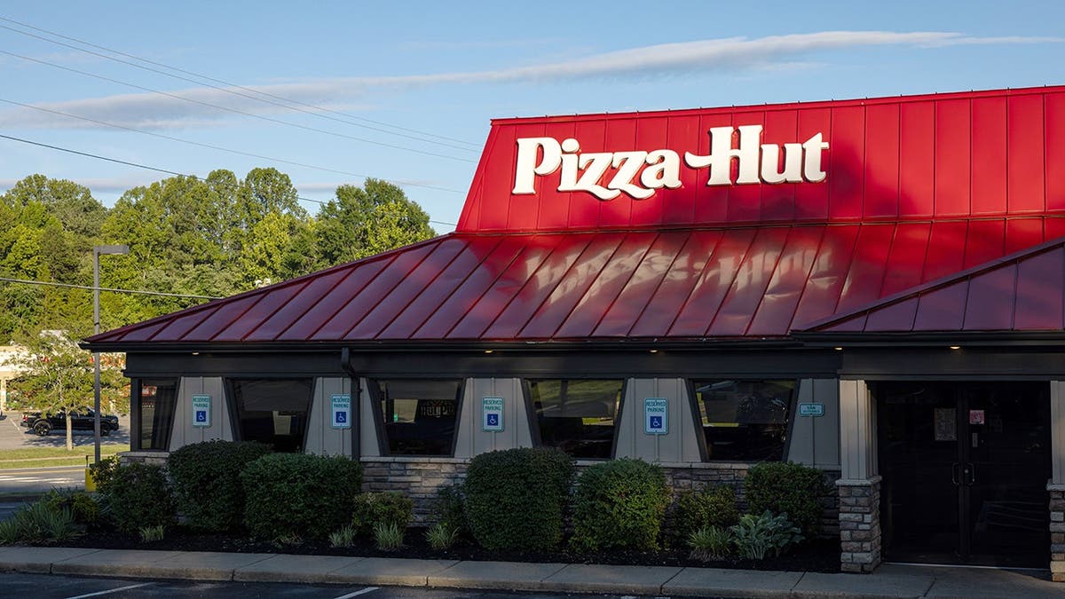 The exterior of a Pizza Hut Classic.