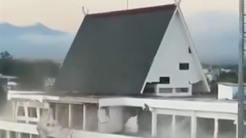 Buildings crumble after deadly quake in Indonesia Buildings crumble after deadly quake in Indonesia