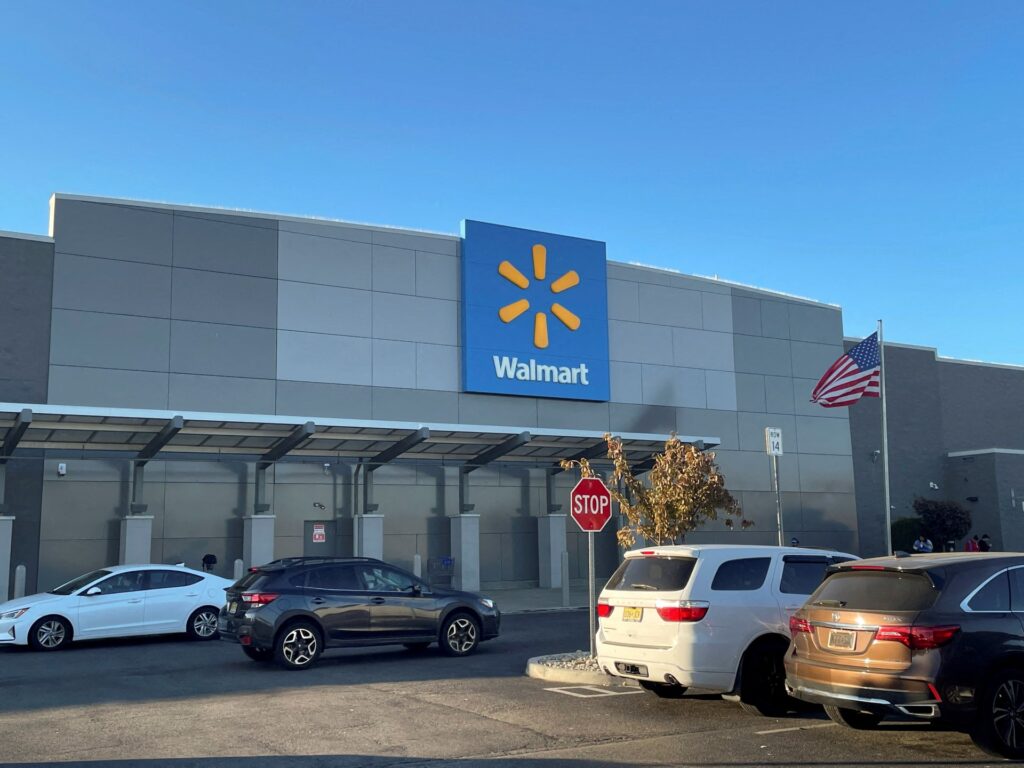 Walmart sees sales drop as US consumer spending retreats Walmart sees sales drop as US consumer spending retreats