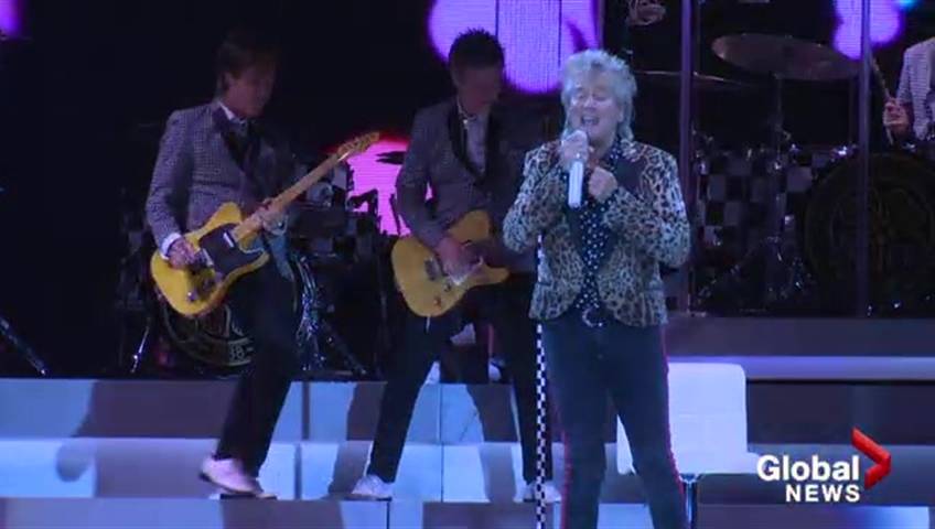 Click to play video: 'Rod Stewart hits the stage in Kelowna, B.C.'