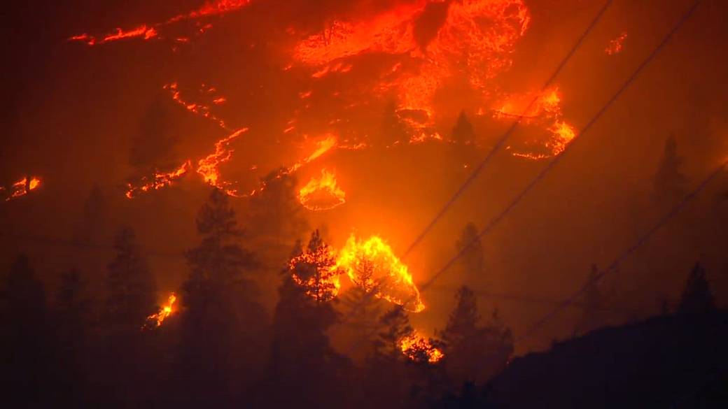 Click to play video: 'Video of Bald Range fire shows rapid fire growth'