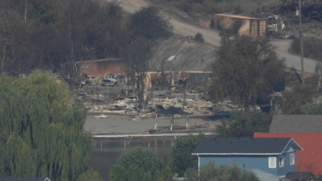 Click to play video: 'Bradley Creek wildfire evacuees'