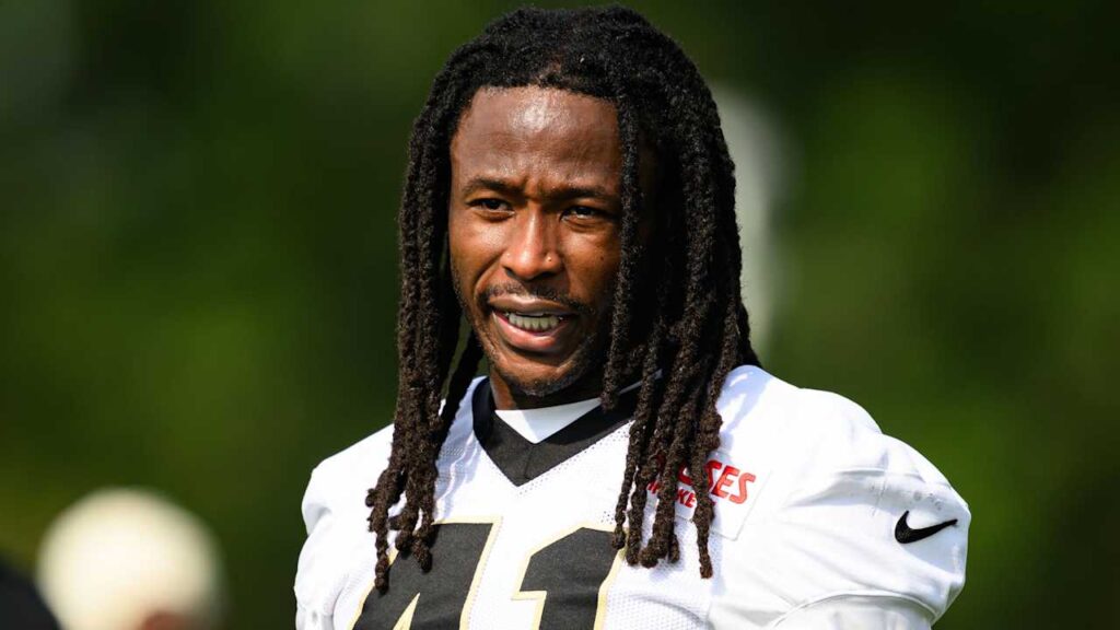 NFL news roundup: Saints’ Alvin Kamara out at least a month; Giants trade OL to Jaguars NFL news roundup: Saints' Alvin Kamara out at least a month; Giants trade OL to Jaguars